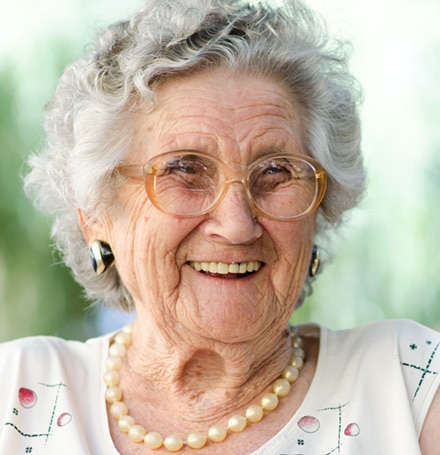 zoom sourire femme âgée
